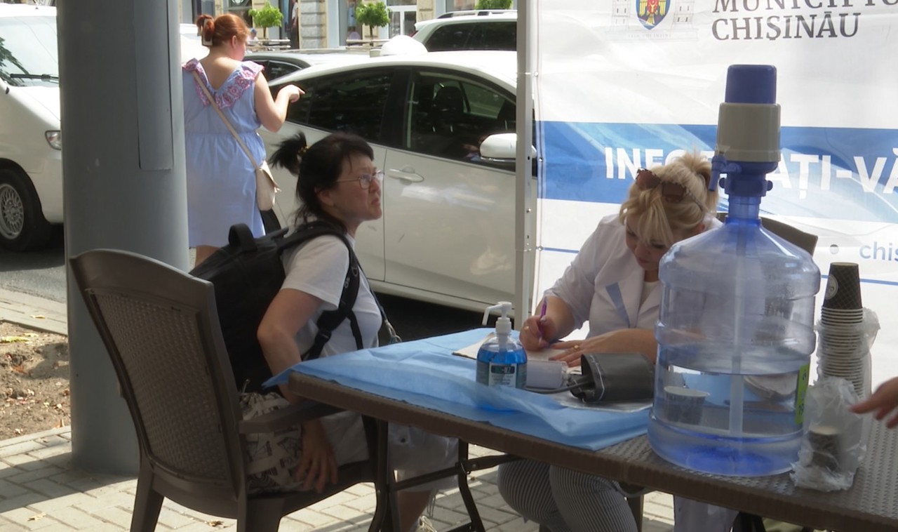 În lupta cu vremea caniculară: în capitală au fost instalate puncte de hidratare și asistență medicală