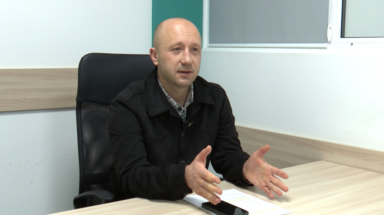 Din stradă, înapoi la viață: transformarea unui tânăr după 18 ani de consum de droguri