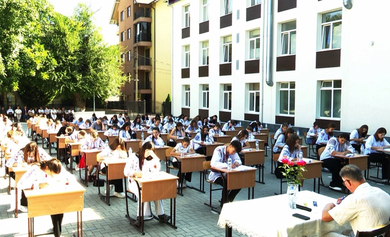 Limba română, omagiată în toată țara. La dictare au venit persoane de toate vârstele și profesiile