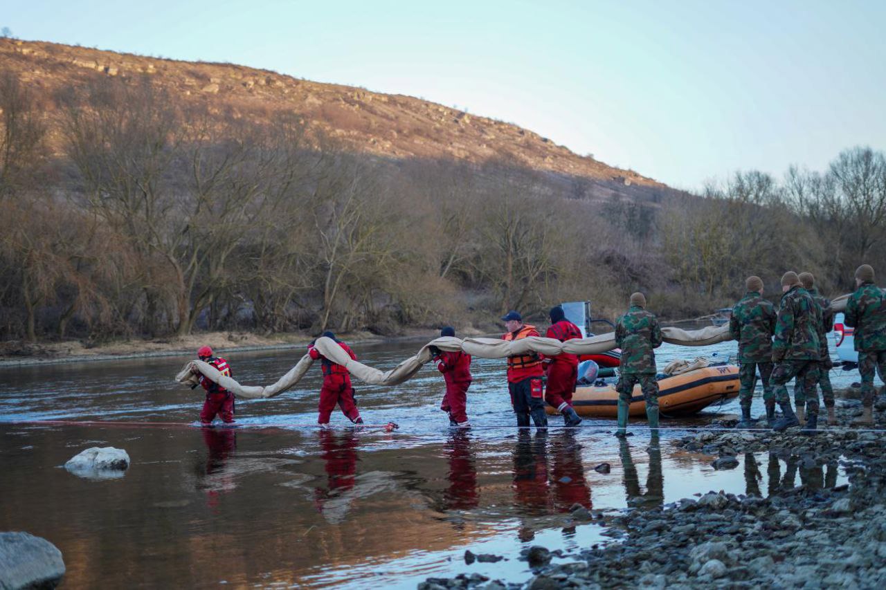 IGSU intervine pentru limitarea poluării râului Nistru; specialiști din România oferă sprijin