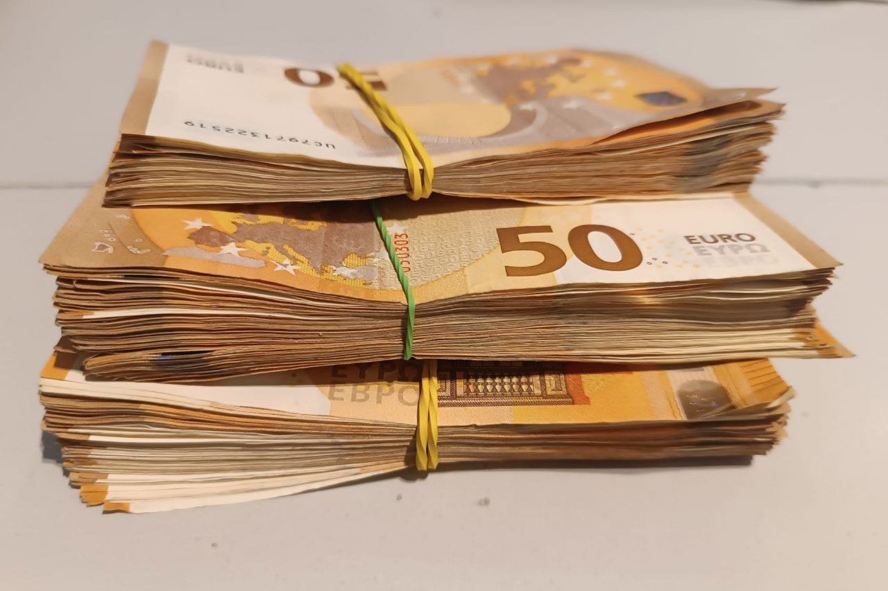 В Кишиневском аэропорту пресечена попытка незаконного вывоза валюты в размере 40 000 евро и 35 000 долларов