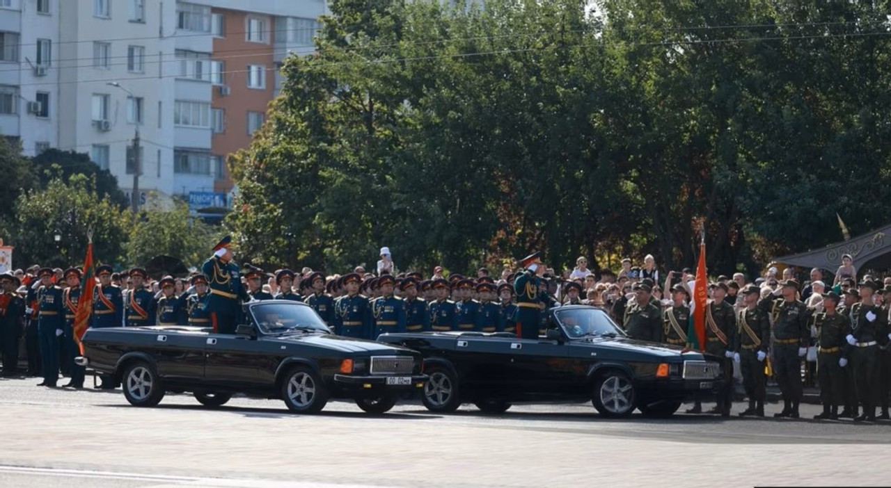 „Astfel de acțiuni sunt coordonate cu Moscova”: parada militară de la Tiraspol, dedicată autoproclamării regiunii separatiste, condamnată la Chișinău 