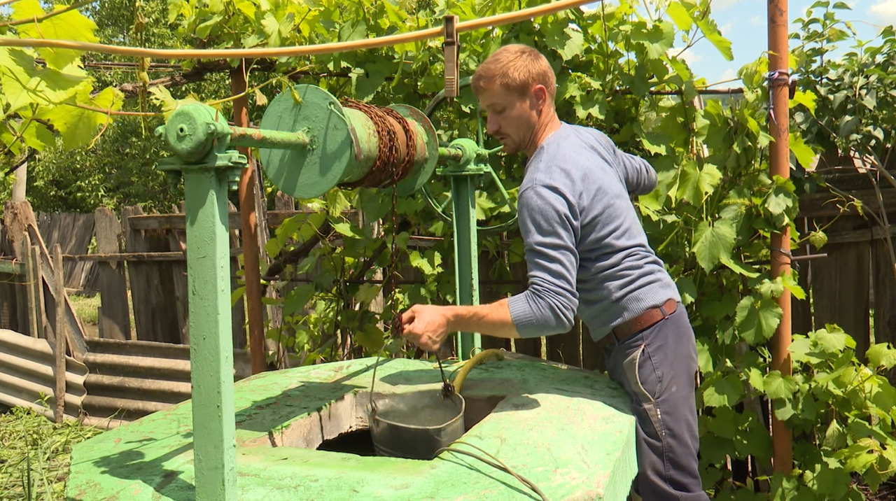 Fântâni inundate și apă contaminată la Vărzărești, după ploile torențiale