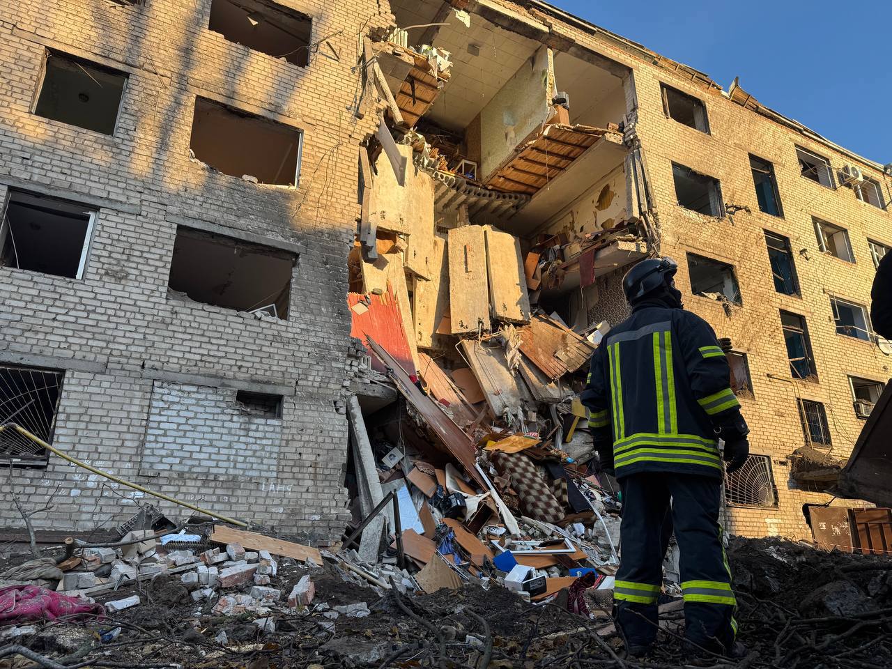 Lovituri cu rachete Iskander și drone asupra Ucrainei: o femeie rănită la Borîspil, cămin distrus la Zaporojie