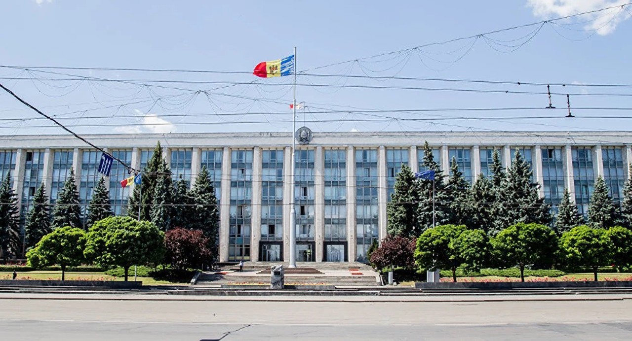 Guvernul acordă câte un milion de lei familiilor celor doi polițiști decedați la Sângerei. Ședința Executivului a început cu un moment de reculegere