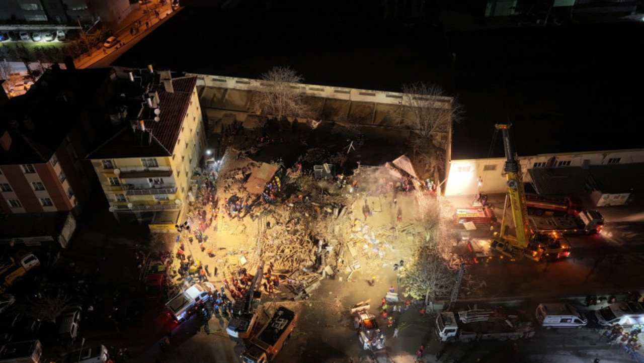 В Турции обрушился четырехэтажный жилой дом: подробности