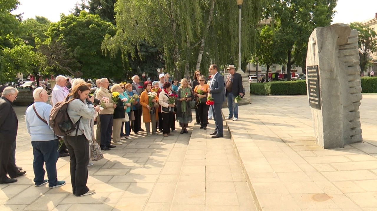 Stalinist deportations: Flowers and candles at the “Train of Pain” memorial
