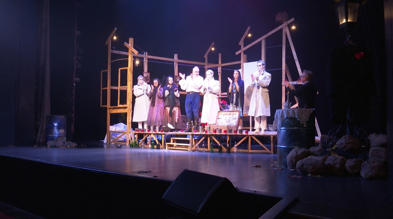 „Caii la fereastră”, piesă despre război, semnată de dramaturg român, jucată pe scena Teatrului „Cehov” din Chișinău