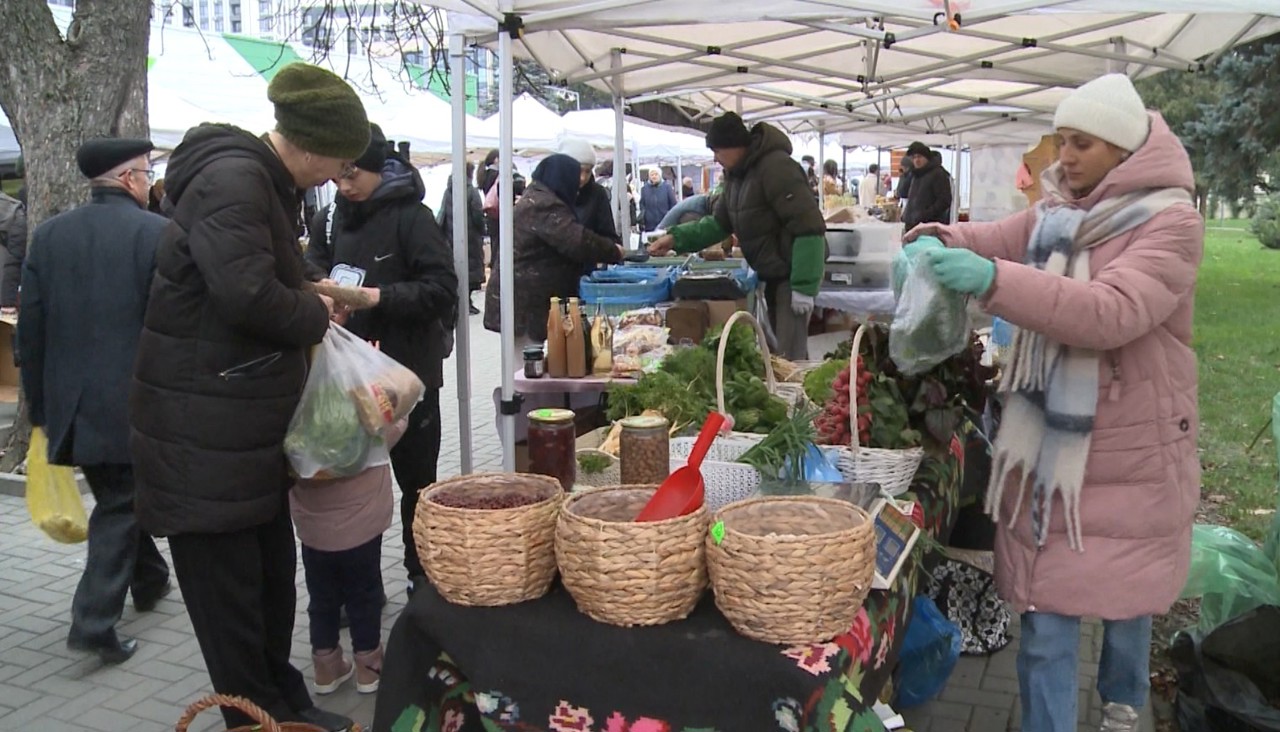 „Cumpăr BUN de-acasă” | Cumpărătorii au făcut cozi la tarabe: „Trebuie să susținem producătorii locali”