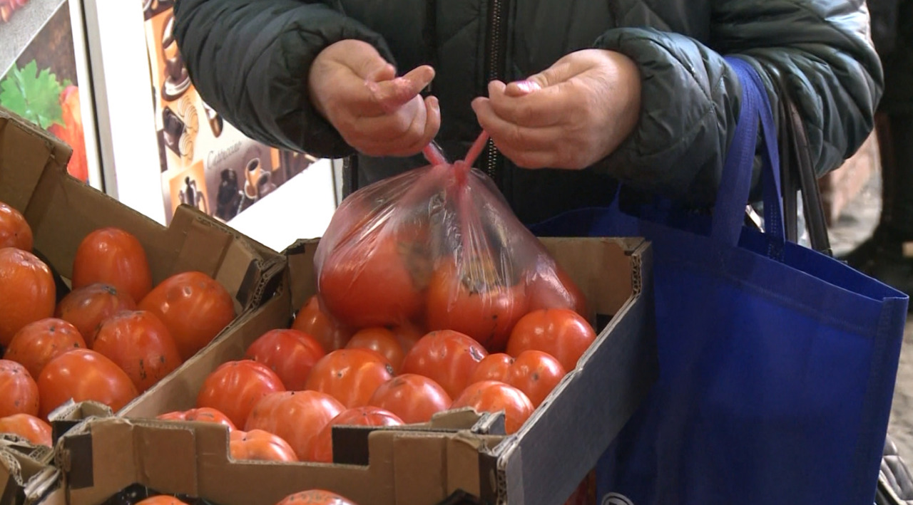 Piețele, sub asediul gerului: pături pentru marfă și ceai fierbinte pentru comercianți 