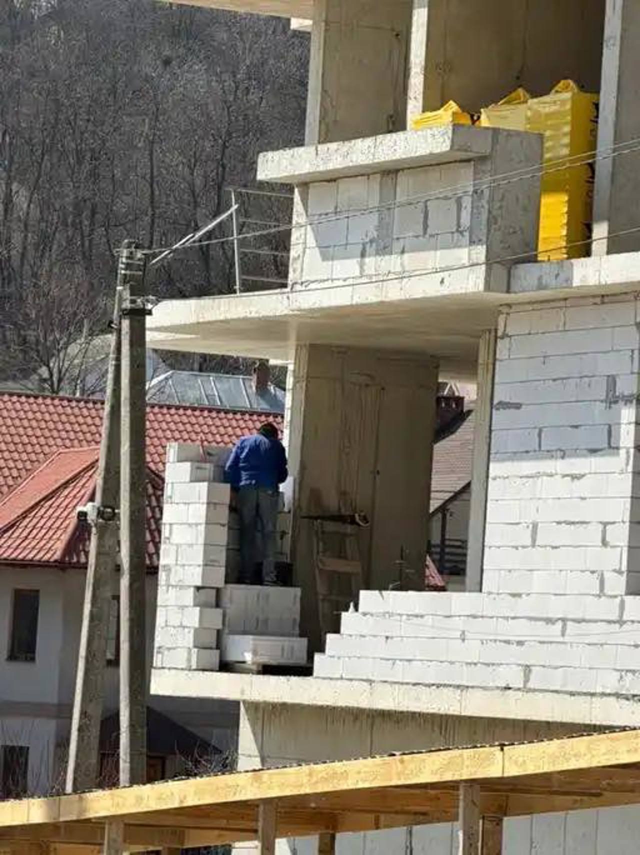 Pericol pe un șantier de construcții din Durlești: Muncitori fără echipamente de protecție și manipularea nesigură a încărcăturilor
