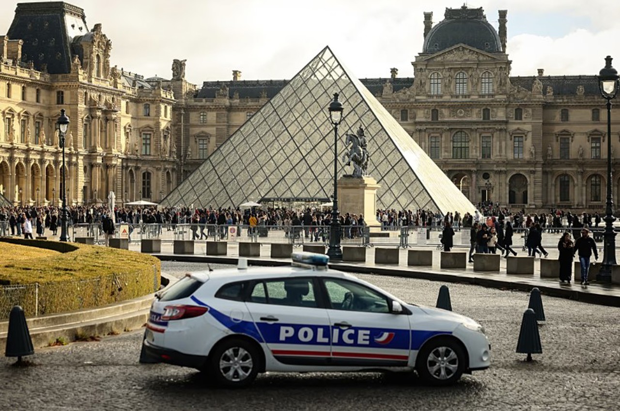 Директор Лувра Лоранс де Кар уходит в отставку на фоне провалов безопасности