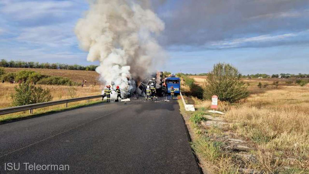 Серьезная авария в Румынии: грузовик столкнулся с двумя междугородними автобусами. Есть пострадавшие