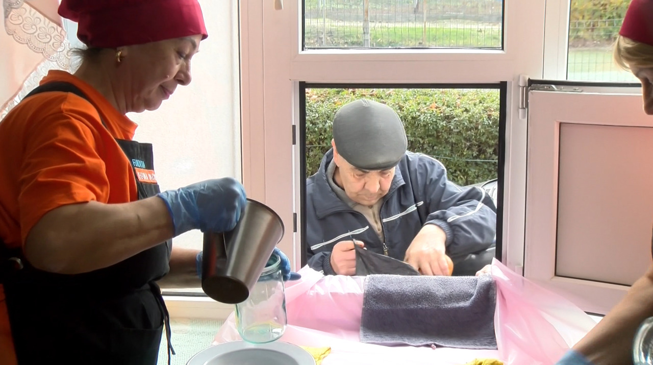 Zeci de vârstnici din Vărvăreuca primesc zilnic hrană de la cantina „Regina Pacis”