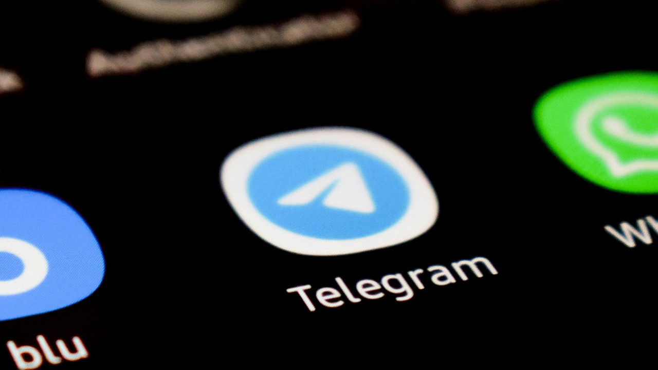 Două femei din Rusia, amendate pentru abonarea la un canal de Telegram „nedorit” de Moscova