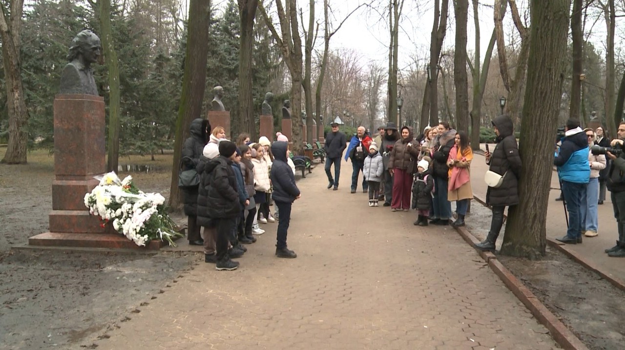 Omagiu poetului Grigore Vieru: admiratorii au adus flori și au recitat versurile marelui scriitor