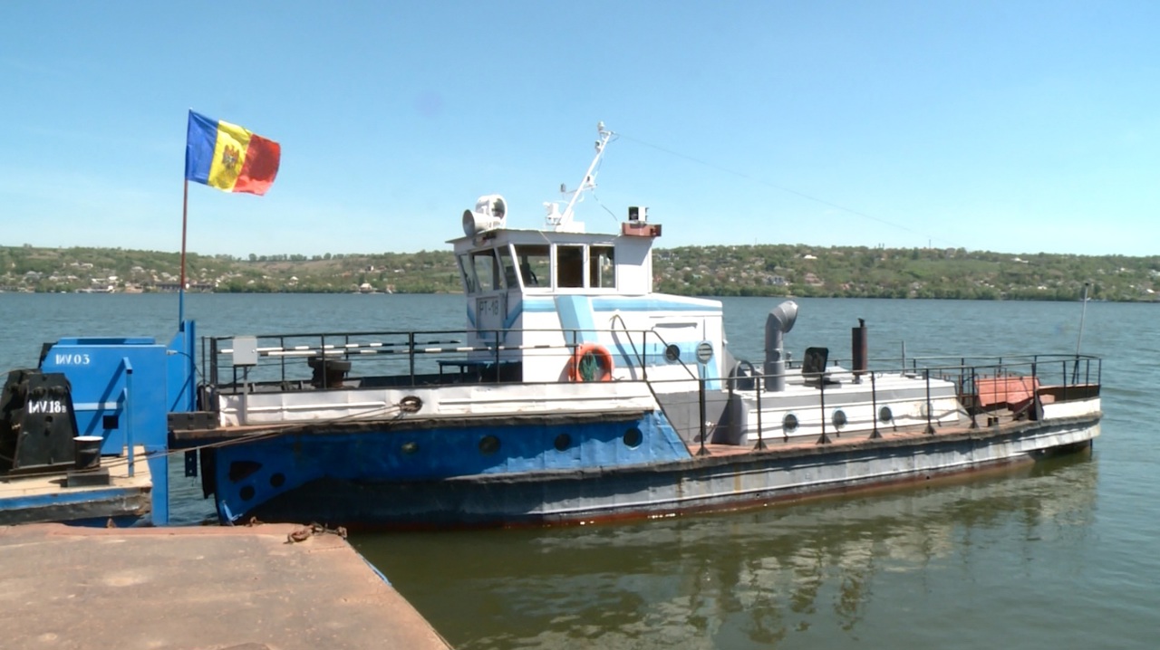 La cârma Bacului „Molovata”: poveștile căpitanilor care mențin vie legătura dintre cele două maluri ale Nistrului