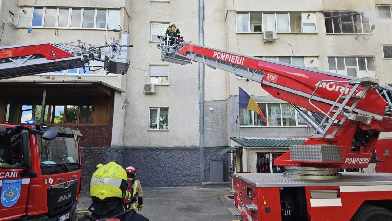 Incendiu pe strada Maria Drăgan// Opt echipe, la fața locului: o persoană a fost găsită carbonizată