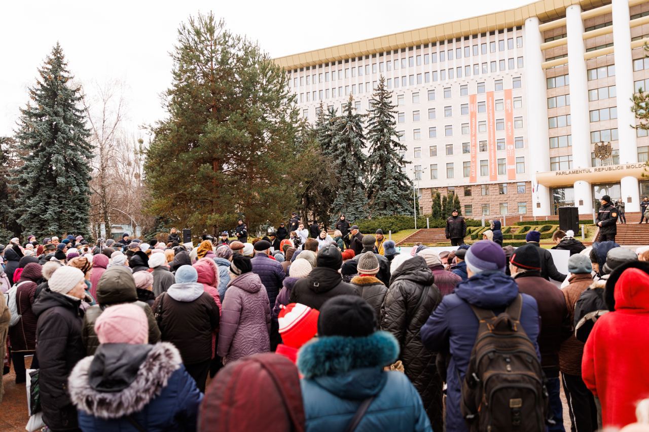 Protest in Parliament, while deputies were examining the package of budget laws for 2023: "We want a better life"