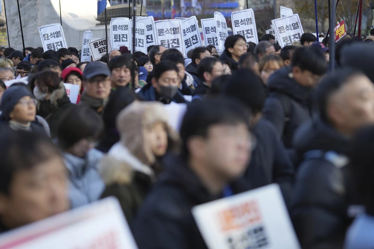 Proteste masive la Seul. Președintele Yoon Suk Yeol, acuzat de încălcarea constituției