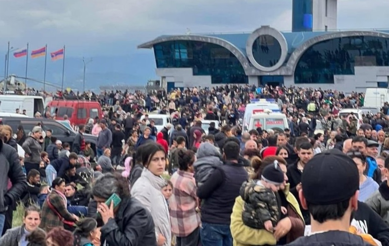 Mii de armeni din Karabah se adună la aeroport după acordul de încetare a focului