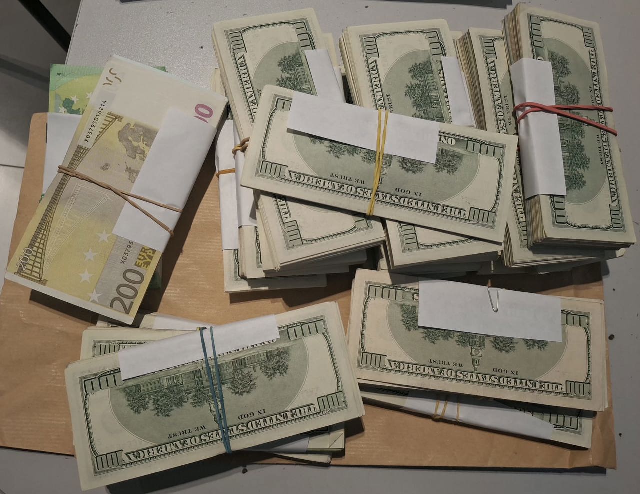 Tentativă de scoatere ilegală a banilor din țară: Vameșii au oprit la aeroport echivalentul a 3.3 milioane de lei