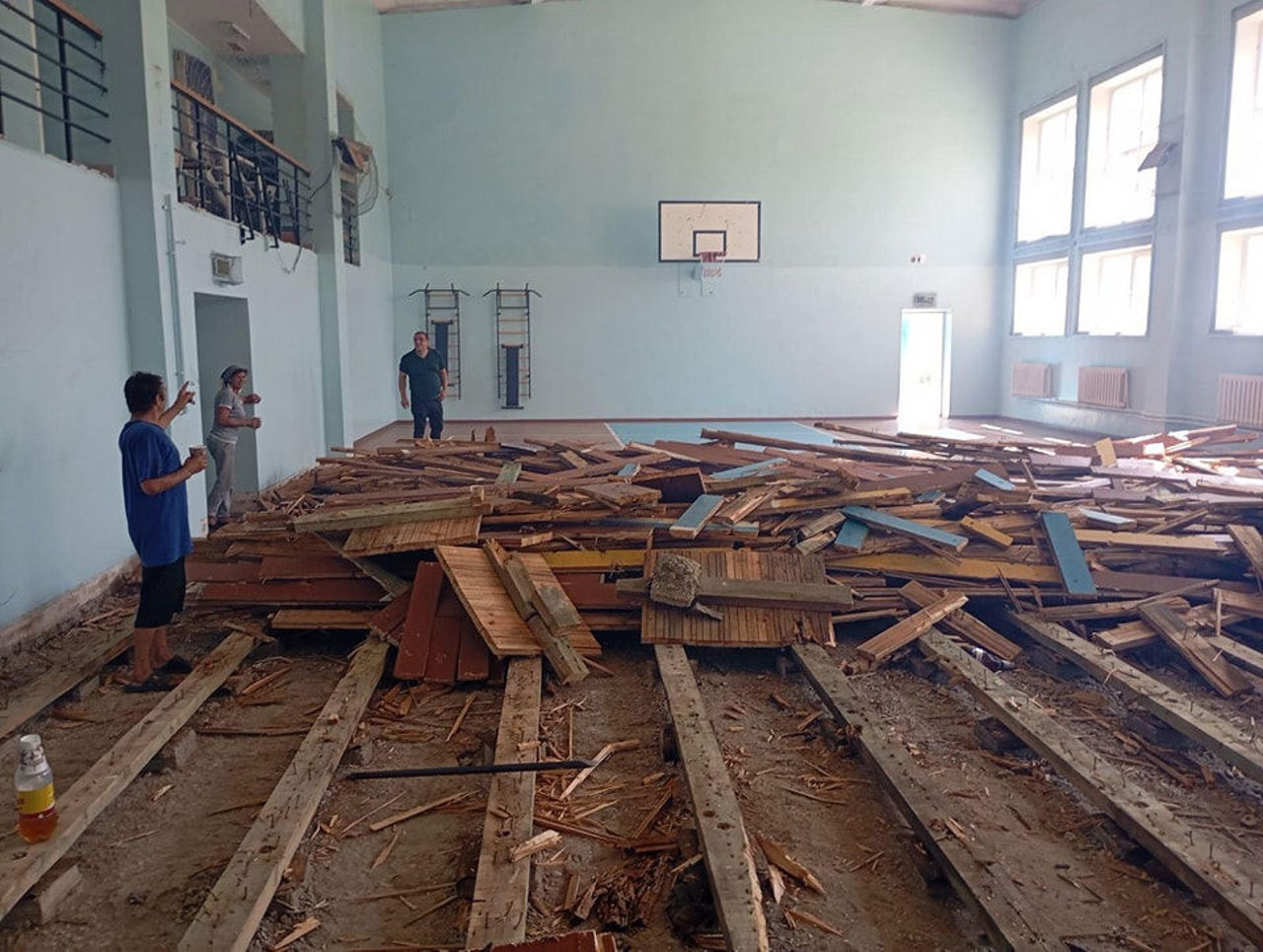 Sala sportivă a gimnaziului din Todirești, în stare deplorabilă: Autoritățile locale spun că situația va fi remediată