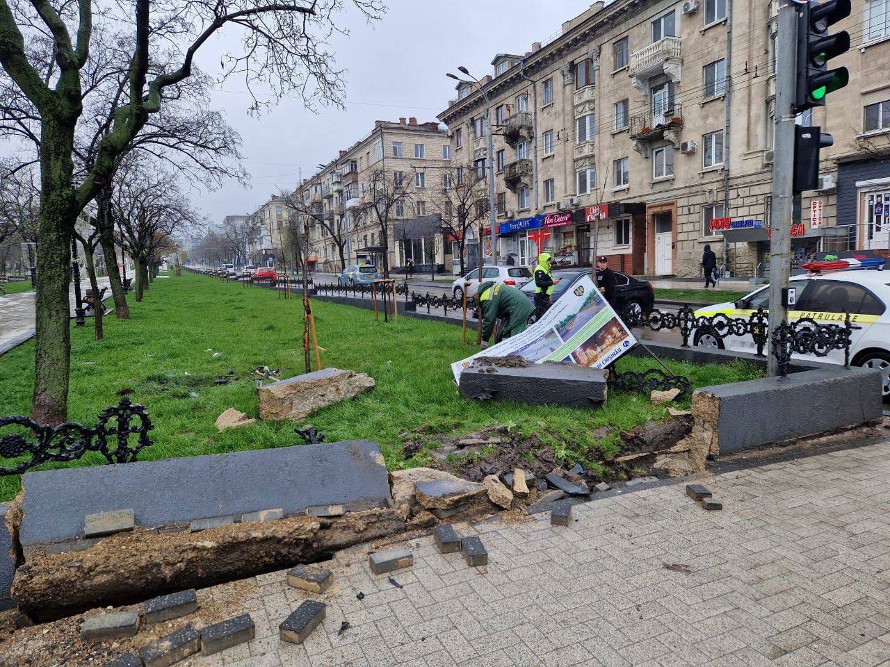 ДТП в столице: Автомобиль повредил газон. Водителя разыскивает полиция