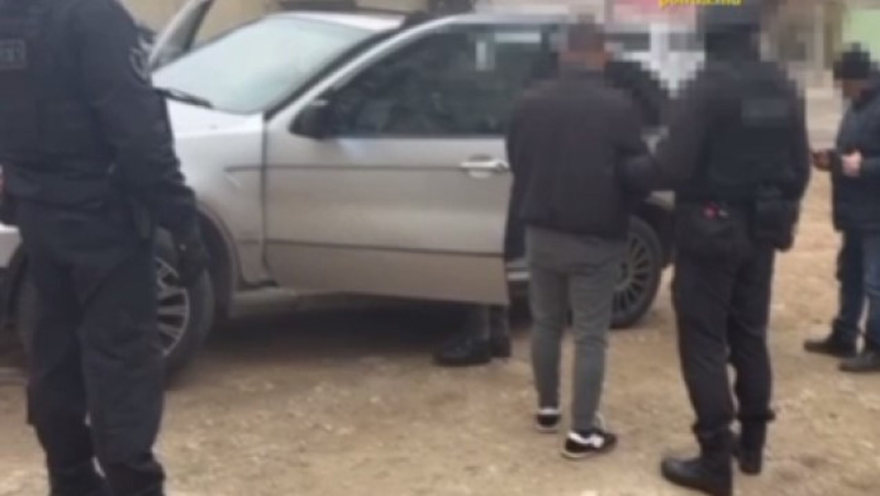 Doi bărbați au fost reținuți după ce ar fi șantajat un om de afaceri