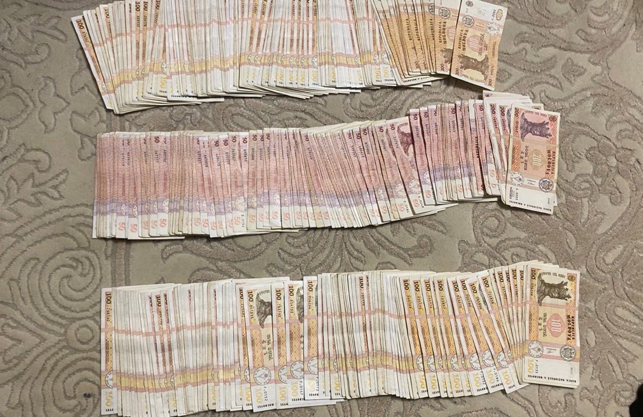 Полиция выявила нарушителей, передававших деньги за участие в митинге у здания Буюканского суда