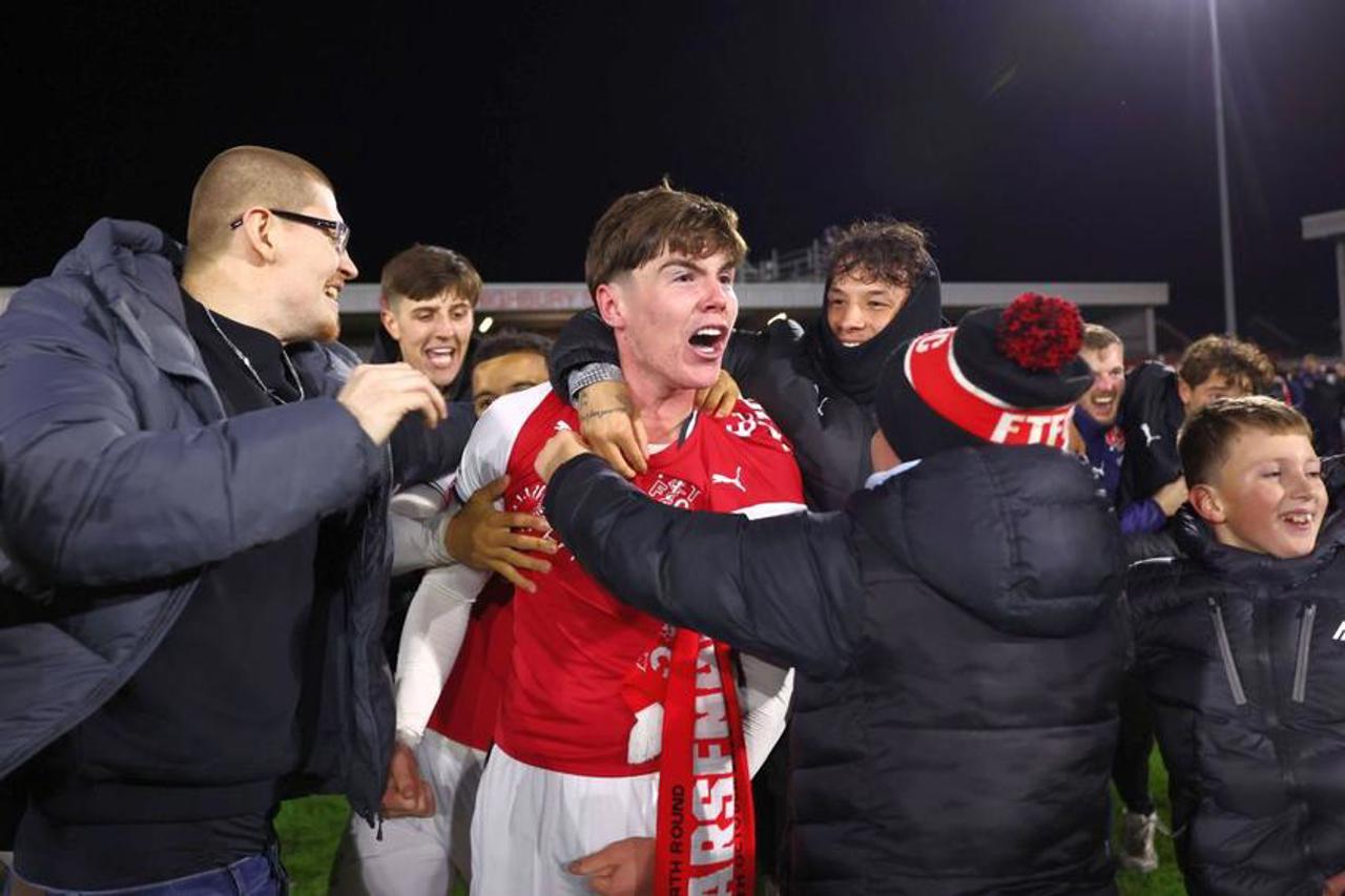 Supriză uriașă în Cupa Ligii Angliei: Campioana Arsenal a fost eliminată de locul 18 din Liga a 4-a!