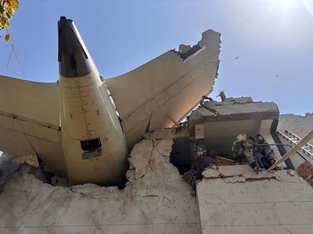 Prăbușirea avionului din India, provocată de oprirea motoarelor, arată un raport preliminar  