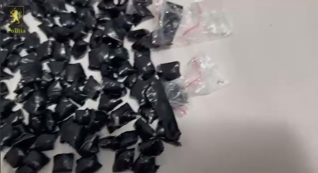 Двое столичных жителей задержаны по подозрению в торговле наркотиками 