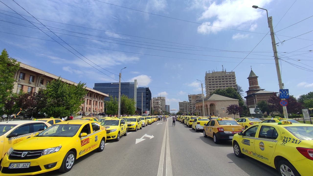 Sute de taximetriști au ieșit în stradă în mai multe județe din România. Ei protestează împotriva unor companii care le fac concurență neloială
