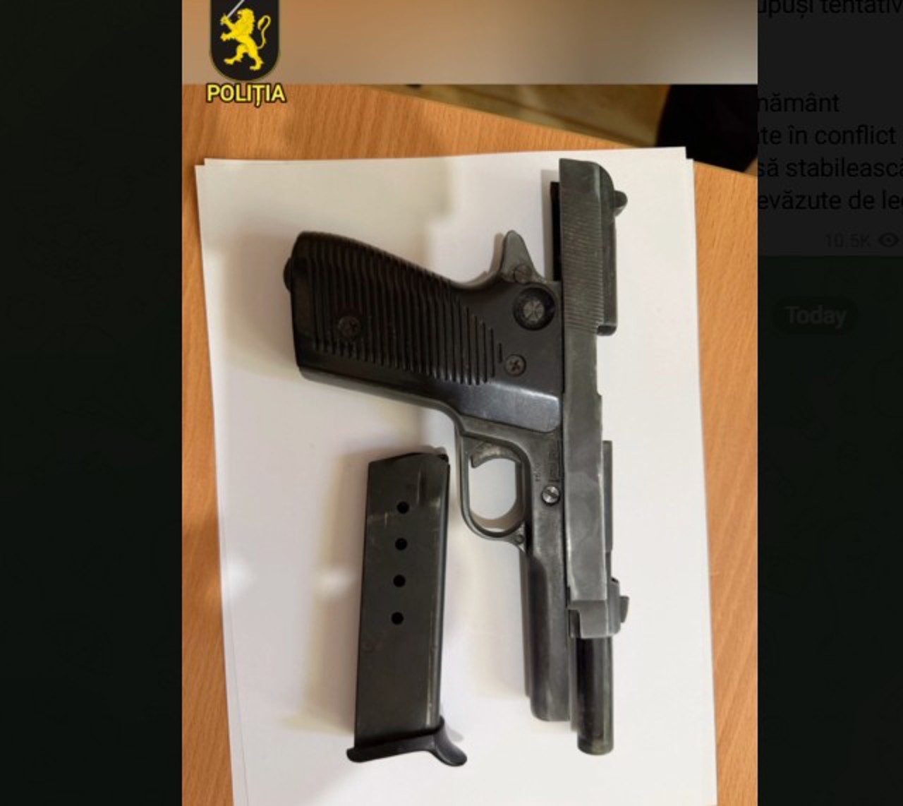 Bărbat reținut după ce ar fi amenințat o femeie cu arma într-o piață din Strășeni