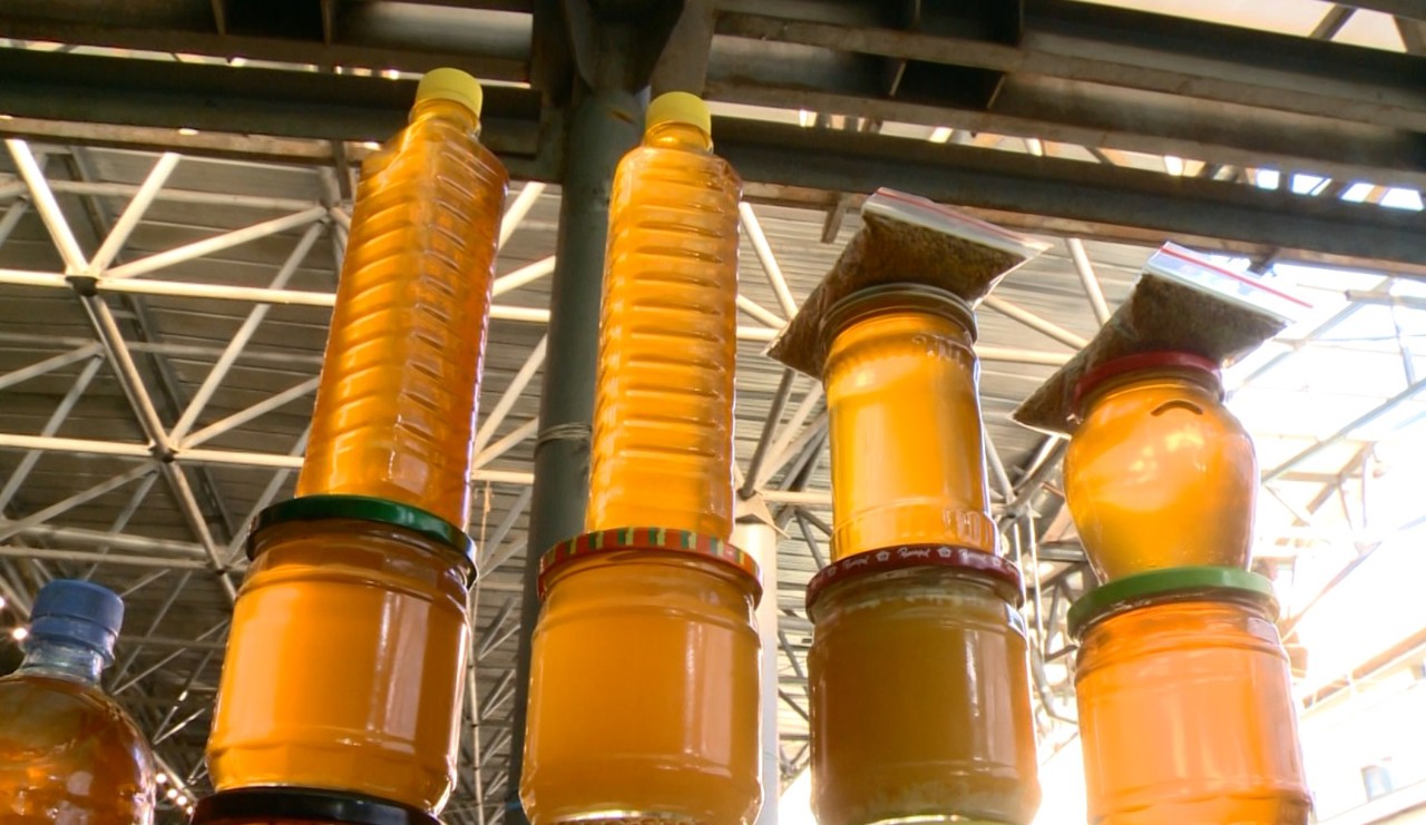 Honey costs more. Beekeeper: "It's last year's stock"