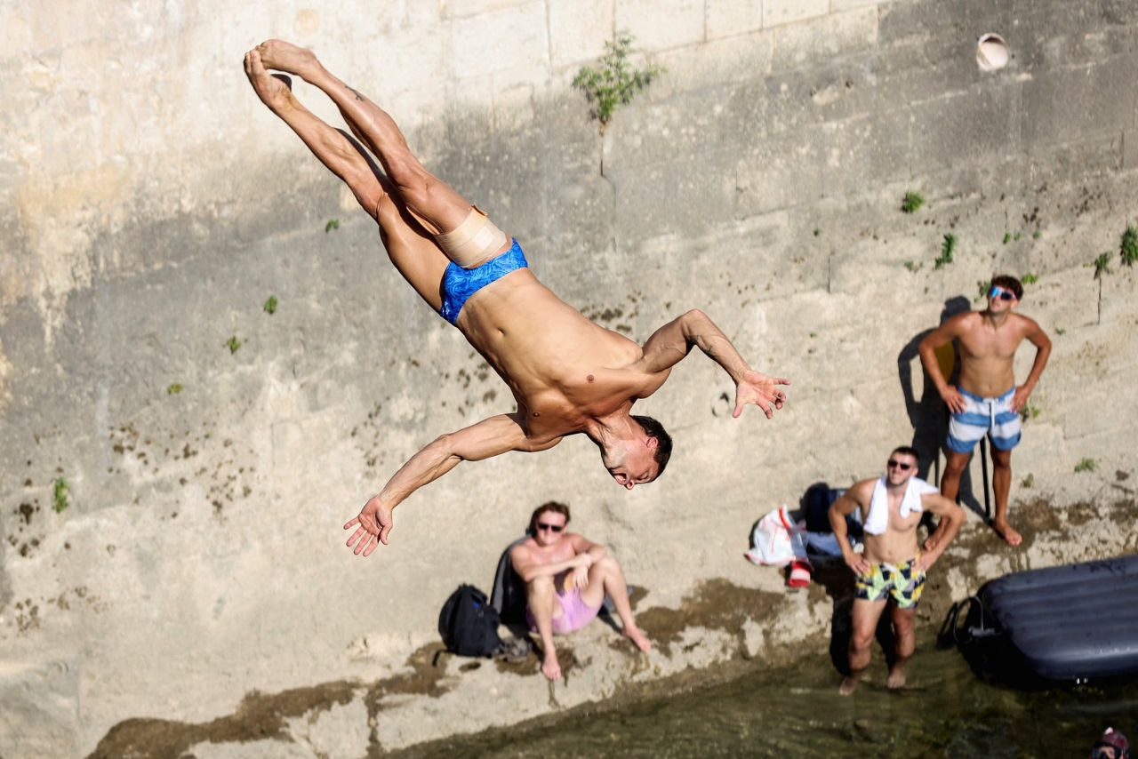 Sportivul român Constantin Popovici păstrează șanse la titlul de campion al Seriei Mondiale de Cliff Diving