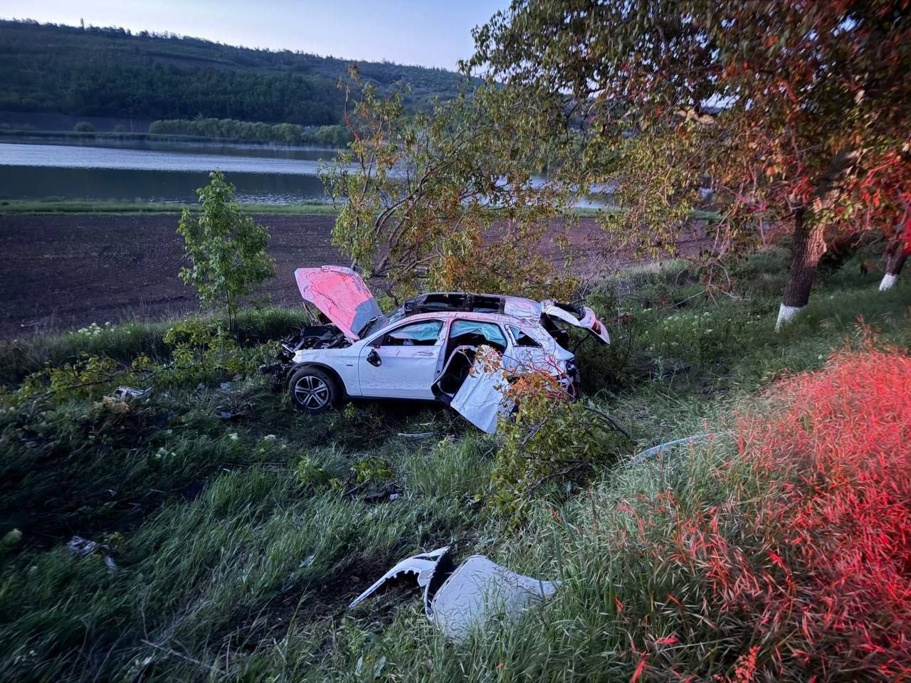Accident în raionul Hâncești: Un pasager de 21 de ani a decedat, iar o tânără a avut nevoie de îngrijiri medicale
