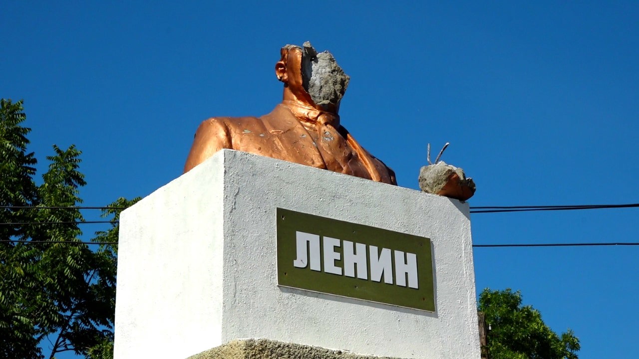 Edineț: În comuna Brătușeni a fost distrus bustul lui Lenin