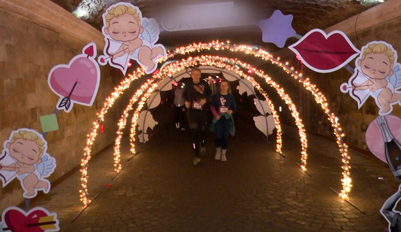 Peste 200 de persoane au sărbătorit Ziua Îndrăgostiților într-un mod deosebit: au alergat prin galeriile subterane ale unei vinării 