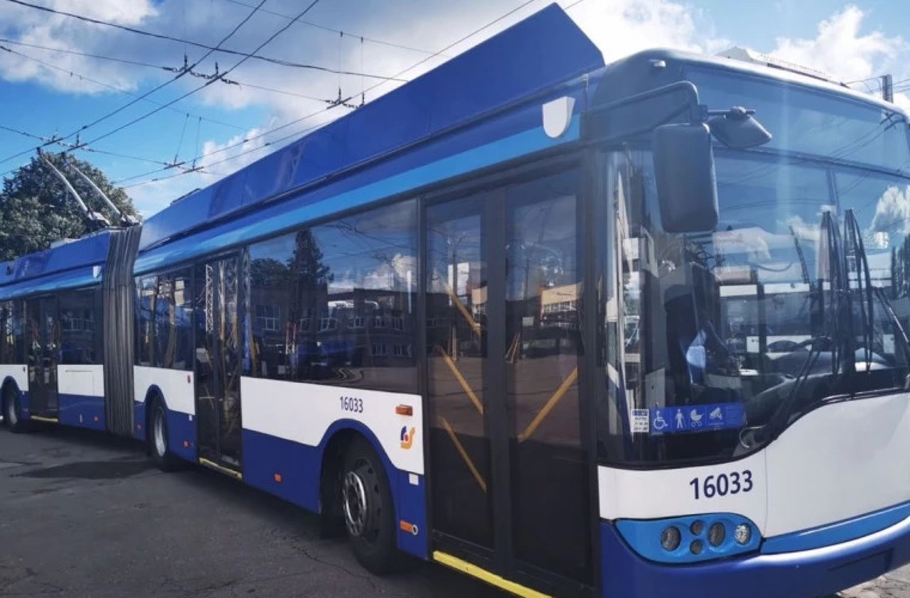 La un pas de tragedie. Un copil a ajuns la spital după ce a alergat în fața unui troleibuz