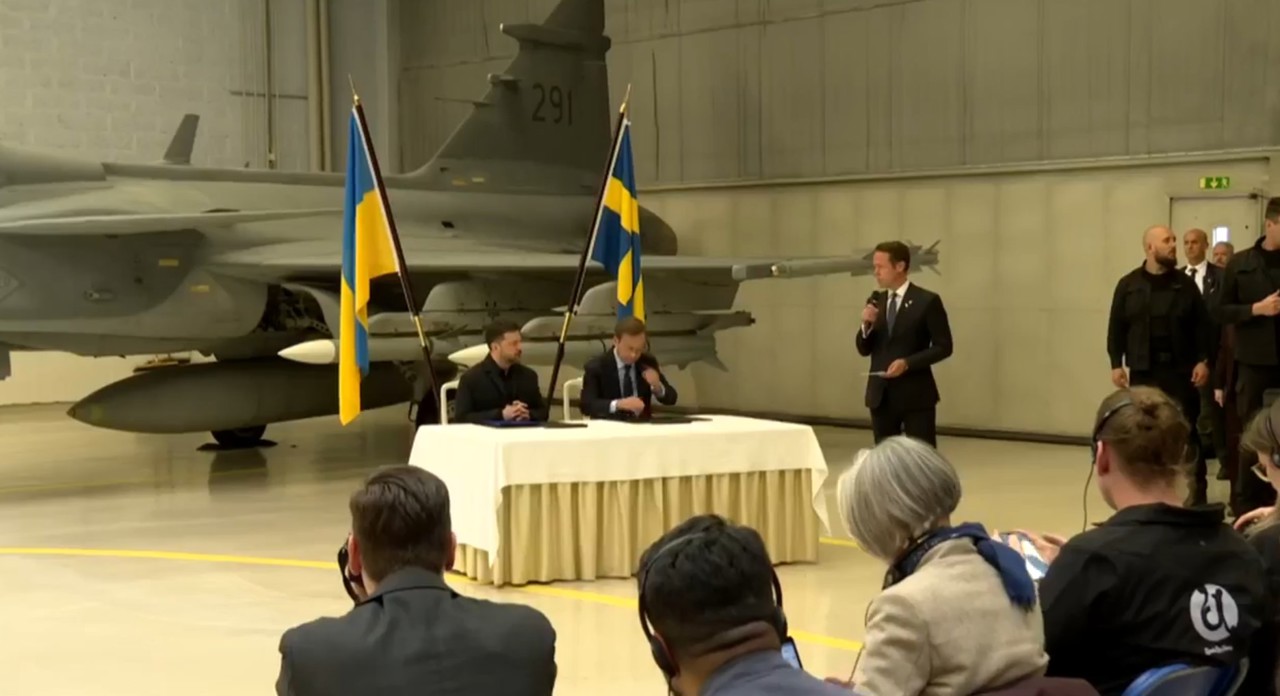 Acord istoric: Suedia oferă Ucrainei 16 avioane de vânătoare Gripen și îi va vinde alte 22 