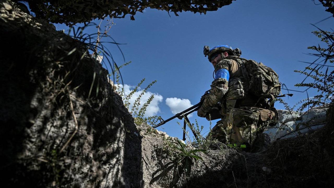 Россияне продолжают бомбить Авдеевку, игнорируя значительные потери и перебрасывая в этот район новые силы, говорят военные эксперты