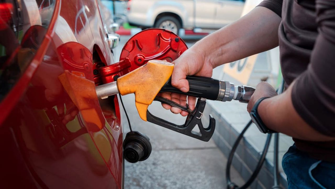 O nouă lovitură pentru șoferi: Benzina și motorina se scumpesc din nou