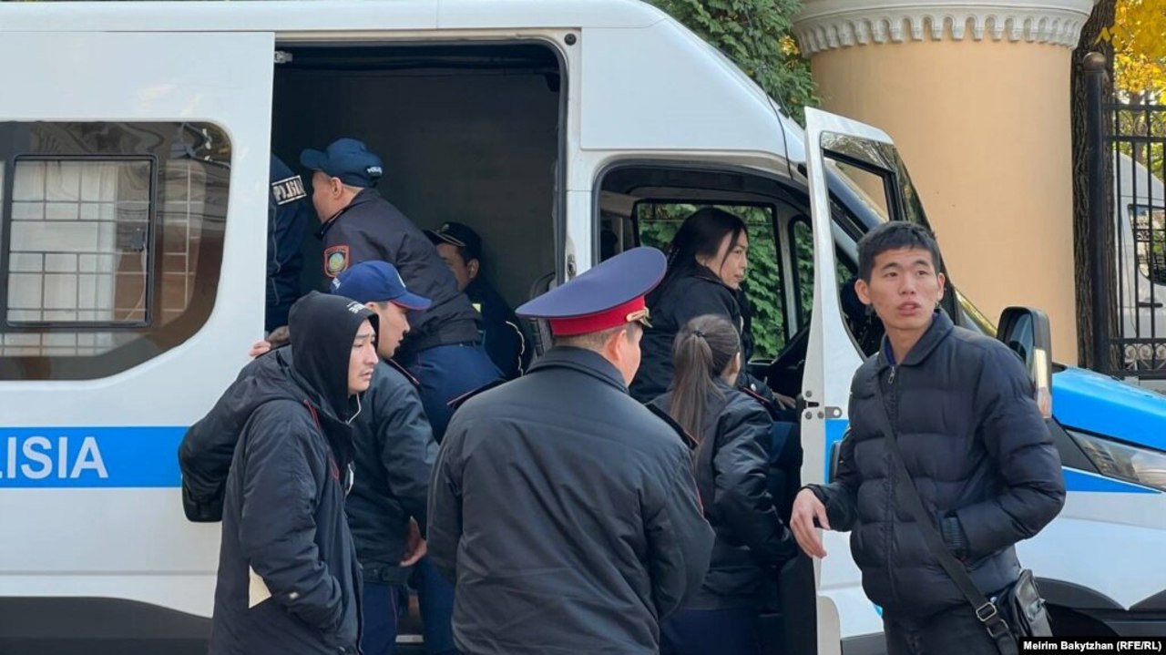 Штрафы, обыски, аресты: репрессии против журналистов в Казахстане