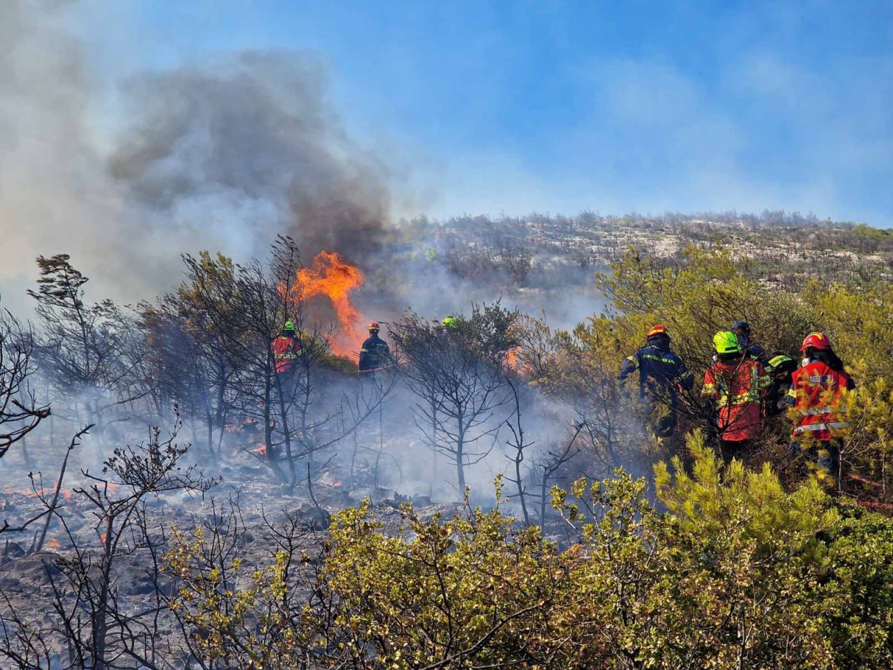 (ВИДЕО) Молдавские пожарные рассказали о своей миссии в Греции на примере одного дня
