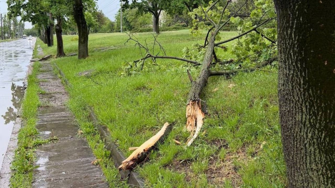 Ambulanță blocată în noroi și curți inundate după ploile puternice din 21 mai