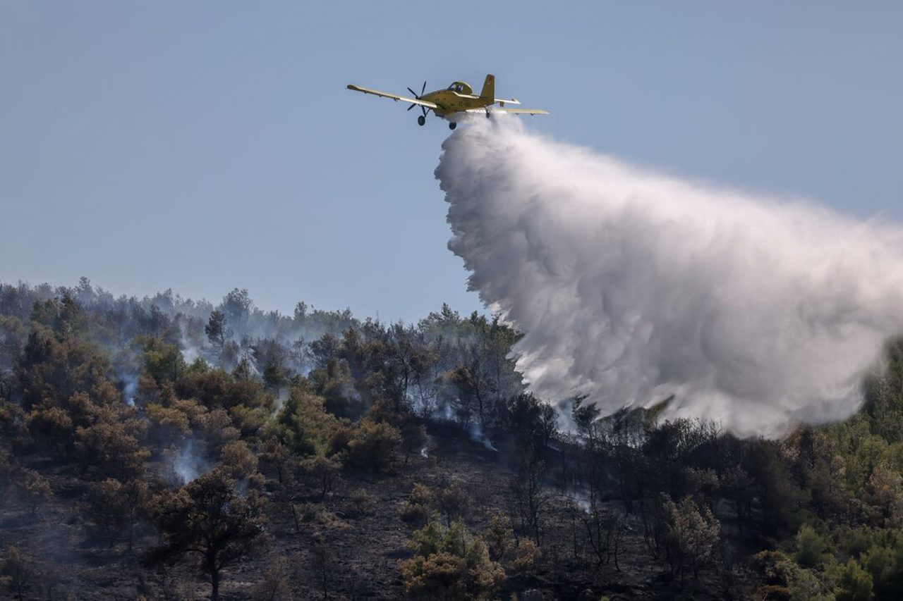 Un incendiu de vegetație face ravagii la periferia Atenei: localnicii, îndemnați să se evacueze