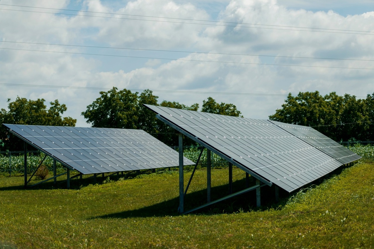 Cinci sate vor beneficia de parcuri fotovoltaice, grație unei investiții de peste 12 milioane de lei din partea UE