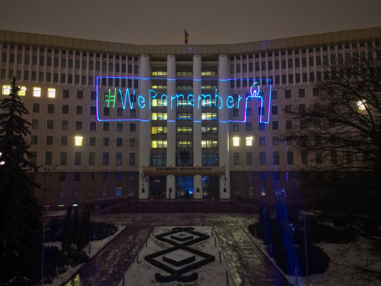Mesajul „WeRemember”, dedicat victimelor Holocaustului, proiectat pe clădirea Parlamentului de la Chișinău